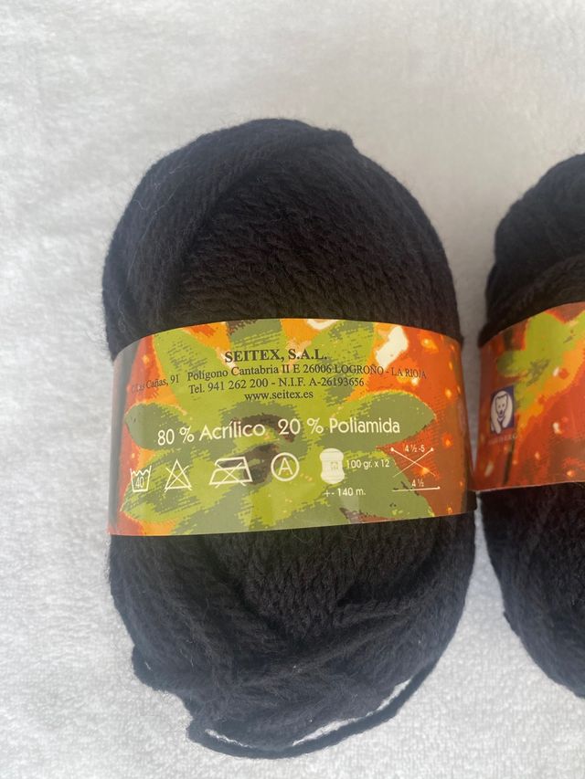 3 ovillos lana negra