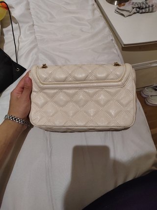 Bolso Guess.