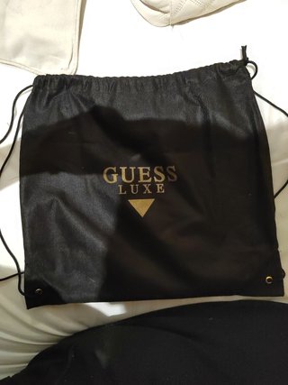 Bolso Guess.