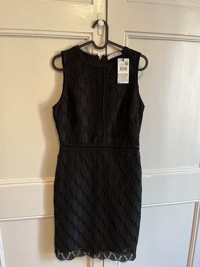 Vestido negro de coctel con etiqueta
