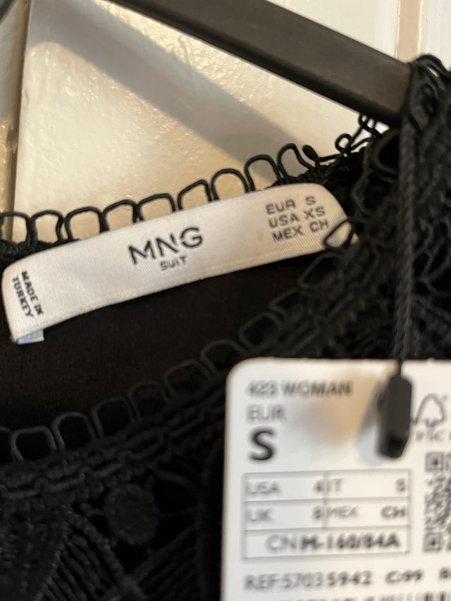 Vestido negro de coctel con etiqueta