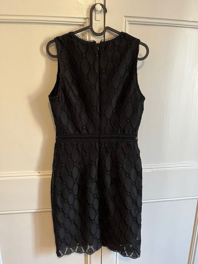 Vestido negro de coctel con etiqueta
