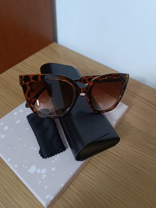 GAFAS DE SOL CON FUNDA . NUEVAS 