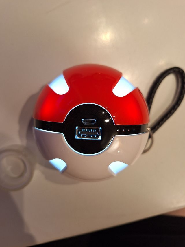 Pokeball batería externa