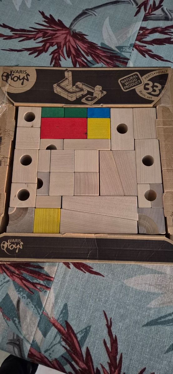 Gioco a circuito con palline in legno