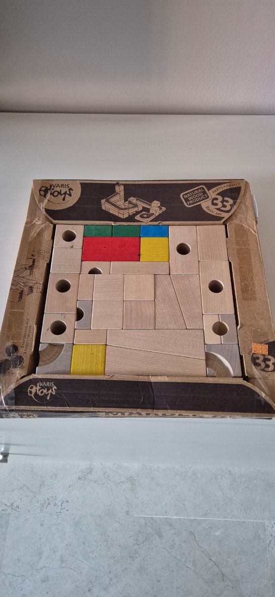 Gioco a circuito con palline in legno