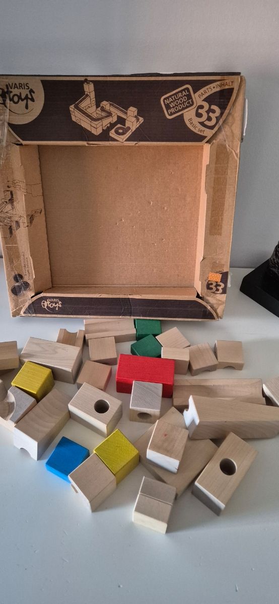 Gioco a circuito con palline in legno