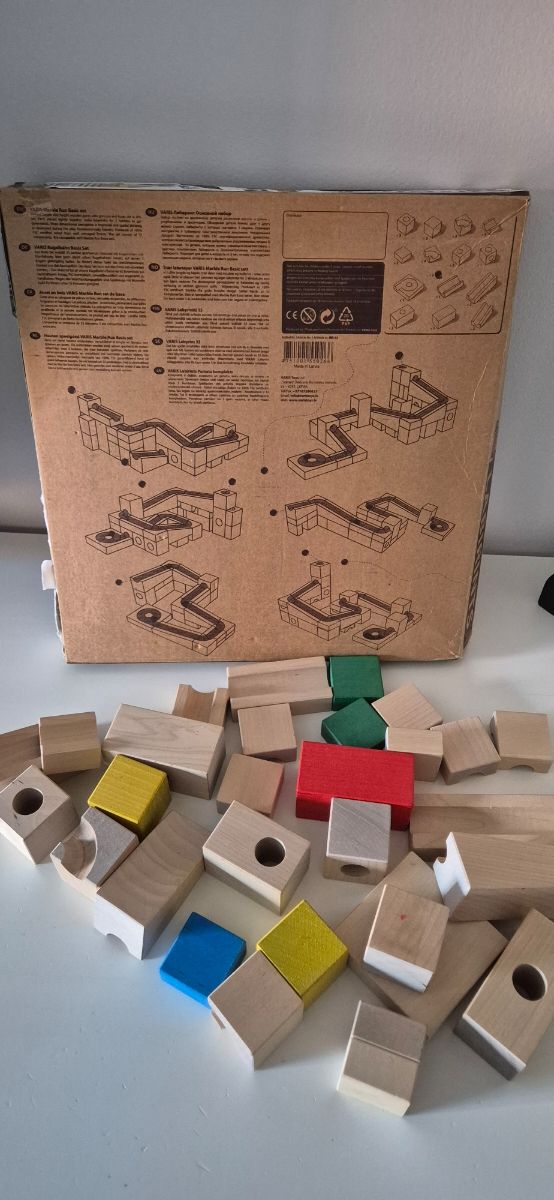 Gioco a circuito con palline in legno