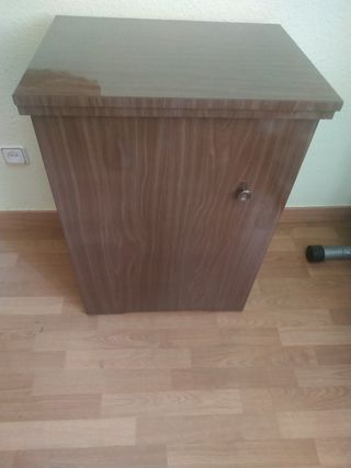 Maquina de coser Singer antigua con mueble.