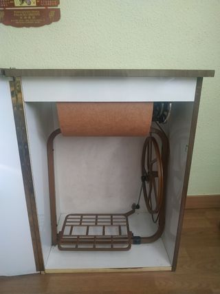 Maquina de coser Singer antigua con mueble.