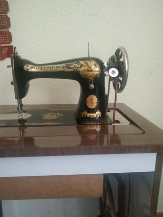 Maquina de coser Singer antigua con mueble.
