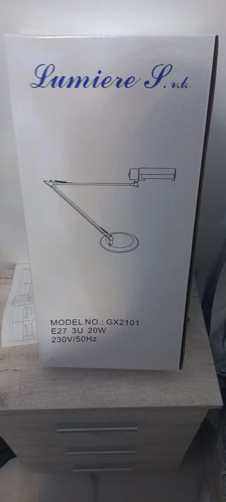 Lámpara de escritorio.