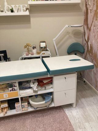 CAMILLA ESTETICA CON MUEBLE DE MADERA