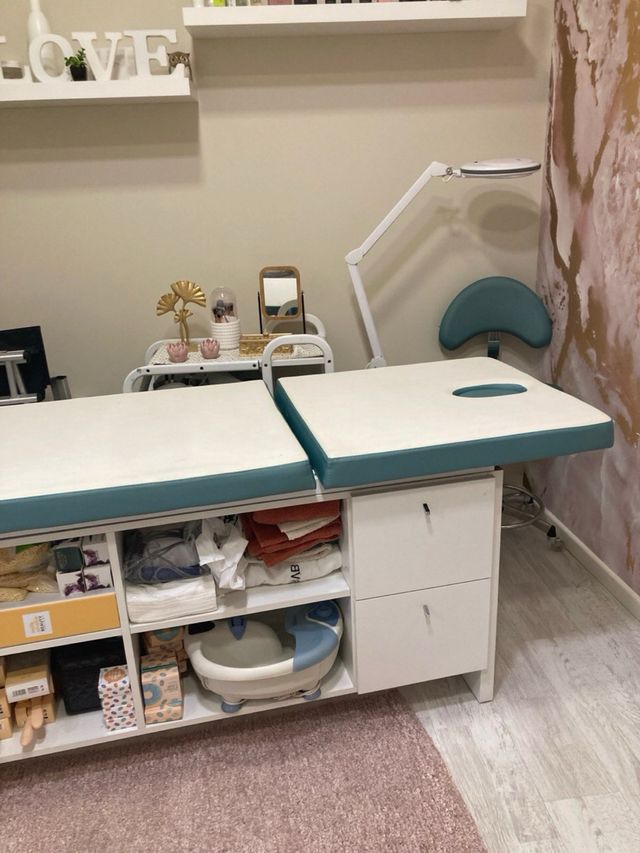 CAMILLA ESTETICA CON MUEBLE DE MADERA 