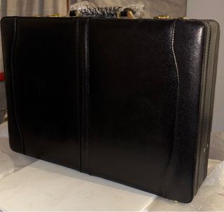 MALETIN RIGIDO DE PIEL SIN ESTRENAR.