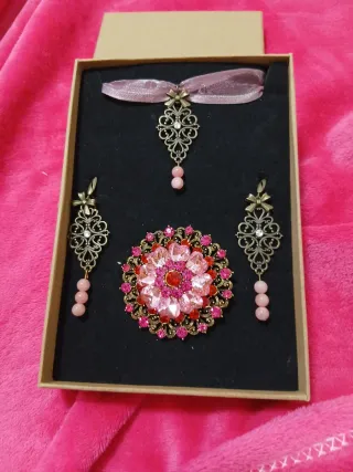 Aderezo trajes regionales artesanía