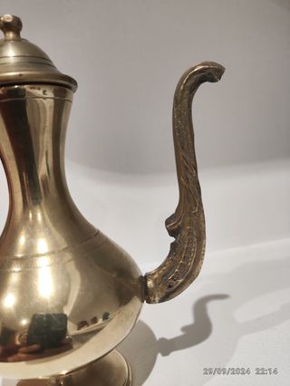 Jarra de bronce decorativa.