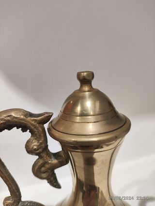 Jarra de bronce decorativa.