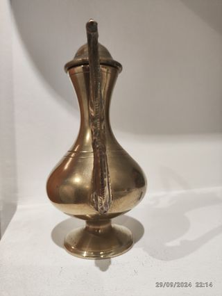 Jarra de bronce decorativa.