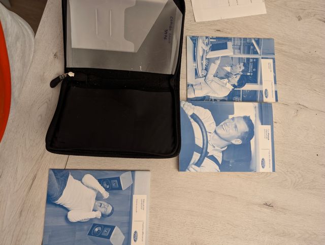 Estuche y manuales Ford guantera coche