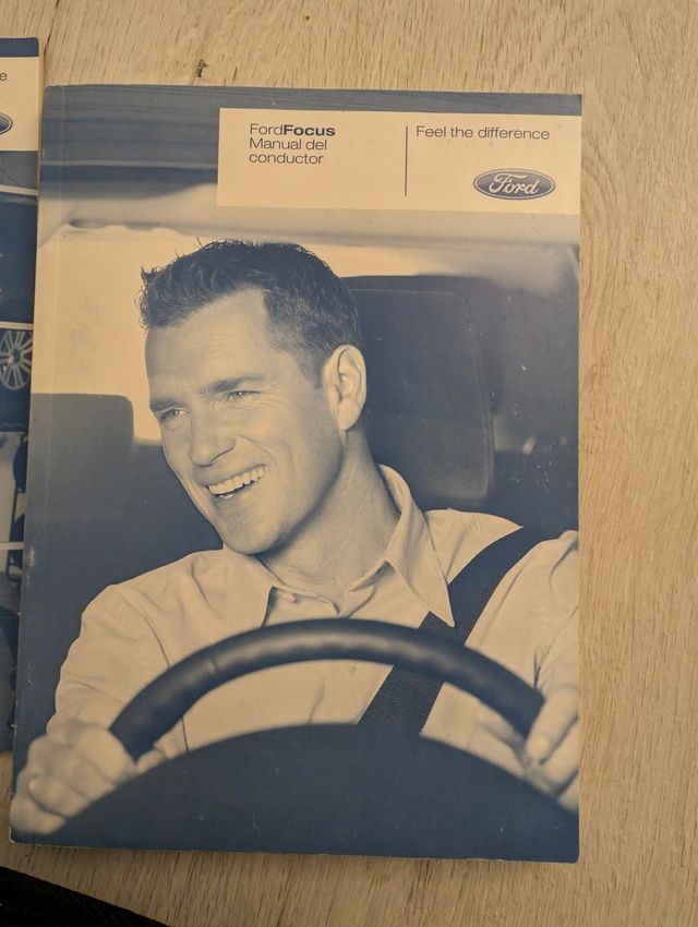 Estuche y manuales Ford guantera coche