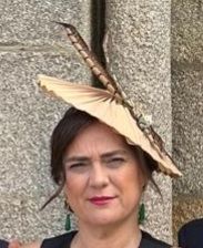 Tocado beis, con plumas faisan