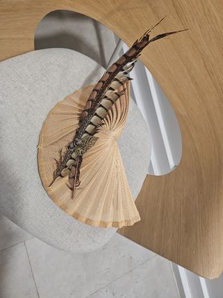 Tocado beis, con plumas faisan