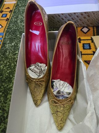 Zapatos NUEVOS DORADOS MUJER.T39