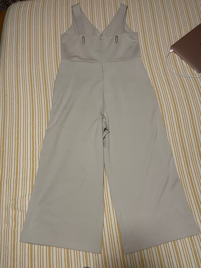 Mono beige Cortefiel talla M