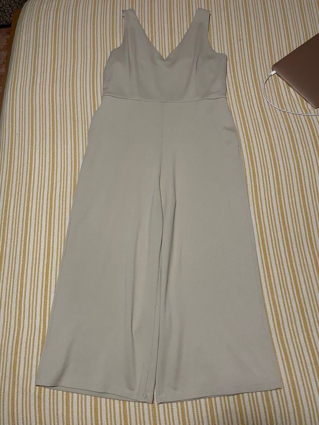 Mono beige Cortefiel talla M