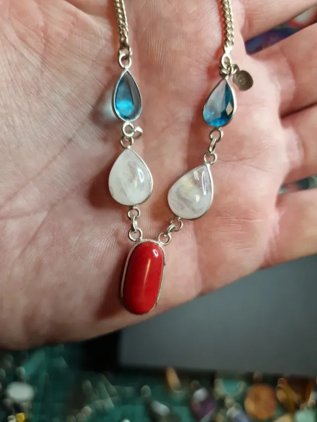 Topacios azules. Opalina y coral