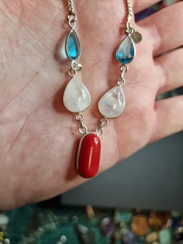 Topacios azules. Opalina y coral