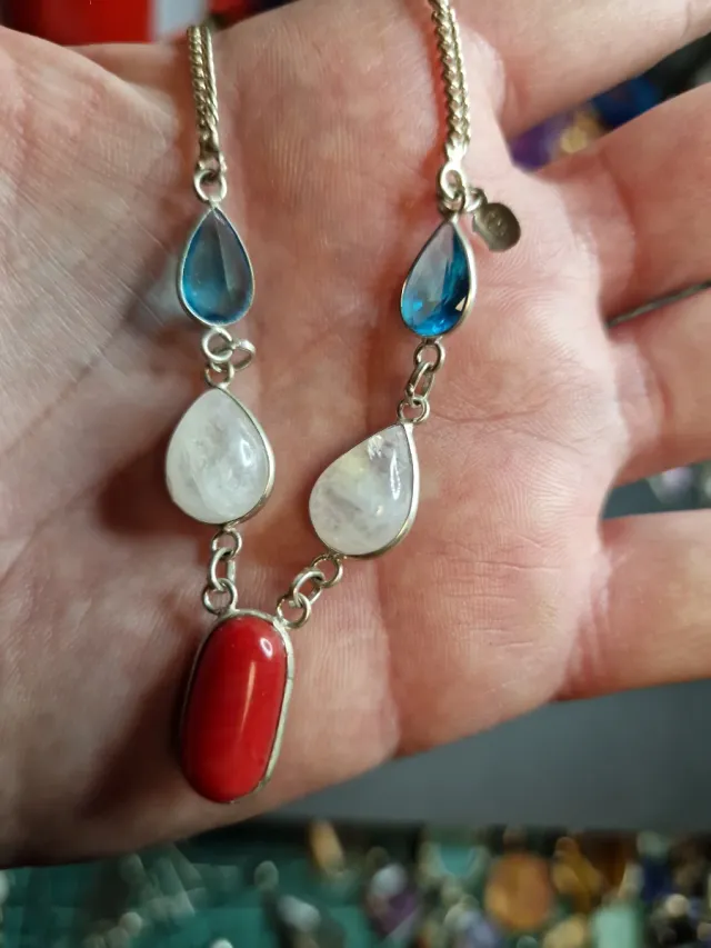 Topacios azules. Opalina y coral