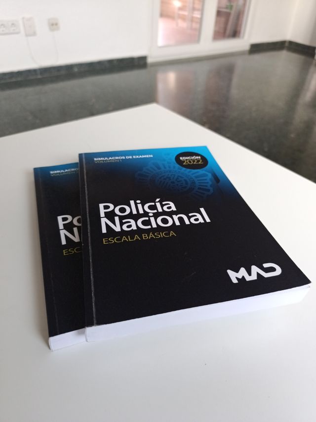 Policía Nacional Escala Básica. Simulacros De Examen Volumen 1