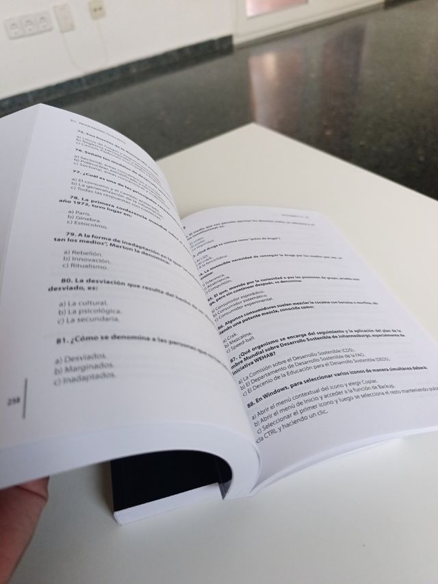 Policía Nacional Escala Básica. Simulacros De Examen Volumen 1