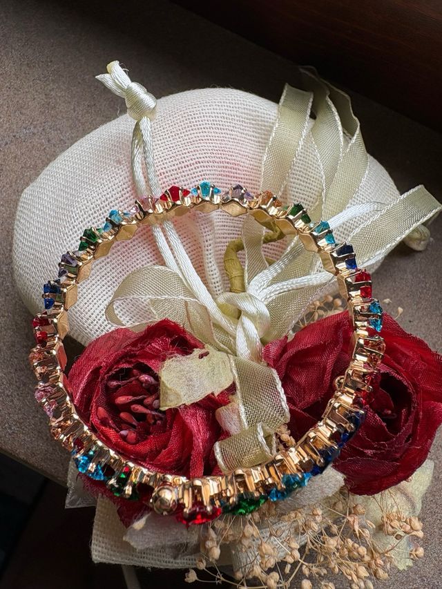 Bracciale regolabile con gemme colorate