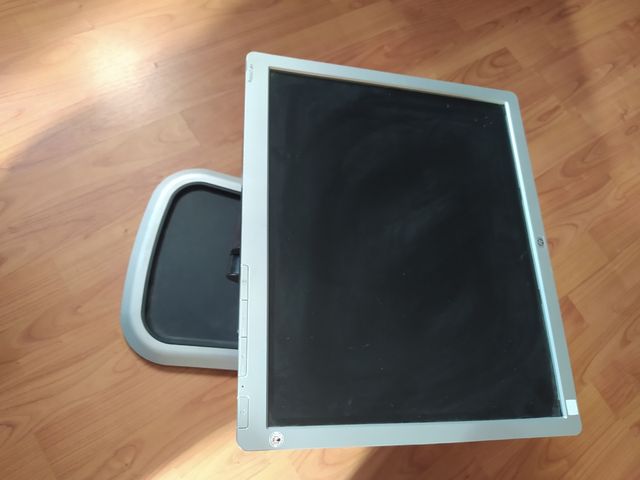 Torre y tres pantallas