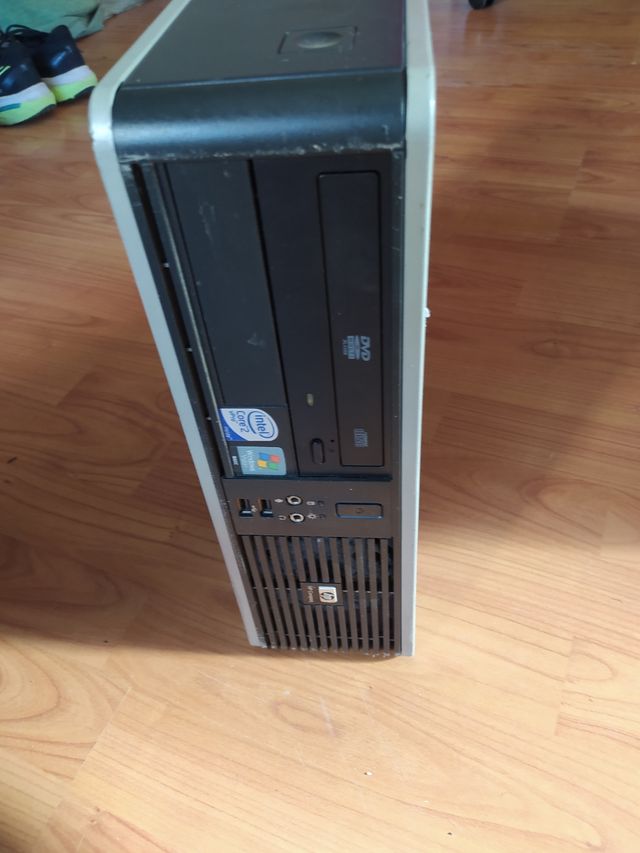 Torre y tres pantallas