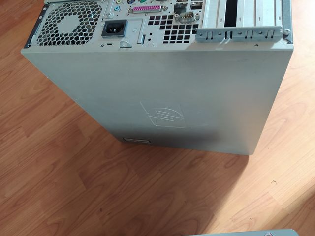 Torre y tres pantallas