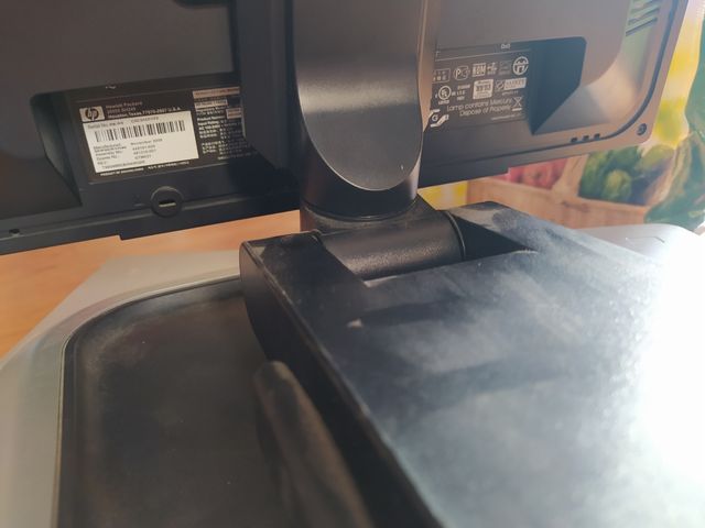 Torre y tres pantallas