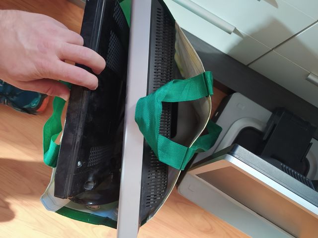 Torre y tres pantallas