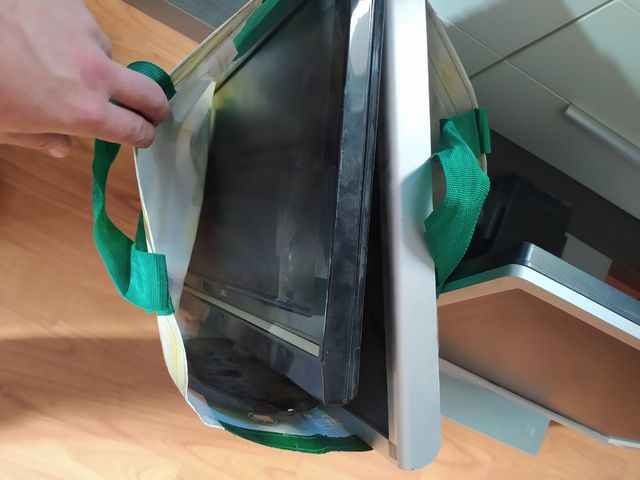 Torre y tres pantallas