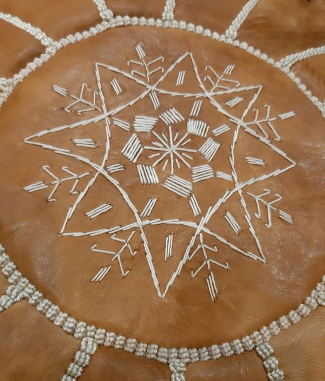 Puff de couro marroquino