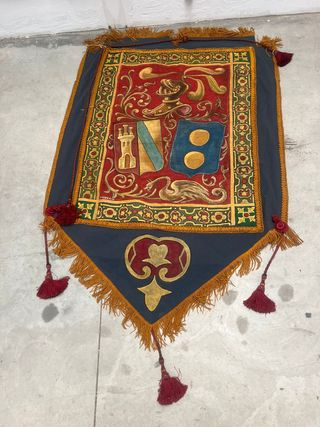 Elegante escudo heráldico pintado sobre tela