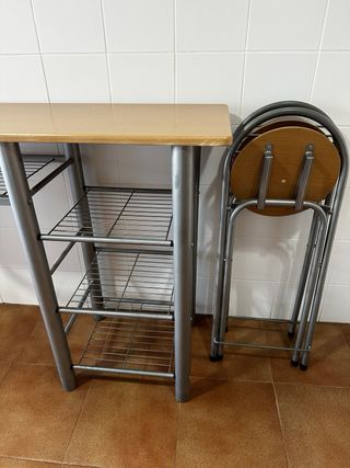 Mesa y taburetes