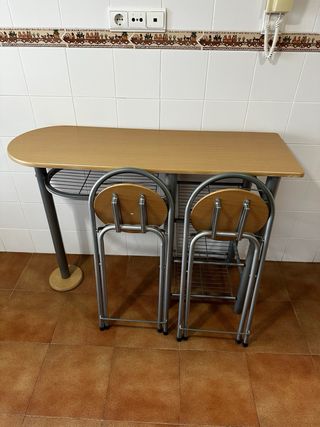 Mesa y taburetes