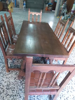 Mesa y sillas de madera