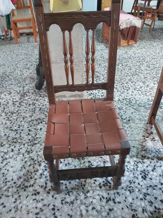 Mesa y sillas de madera