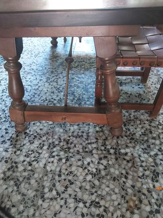 Mesa y sillas de madera