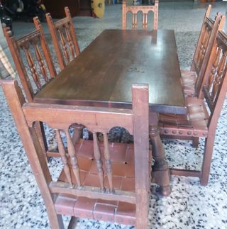 Mesa y sillas de madera